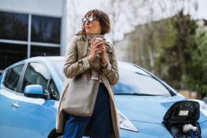 Descubre cuántos puntos tiene el carnet de conducir, qué infracciones pueden hacerte perderlos y cómo protegerte con coberturas de retirada de carnet y defensa jurídica.